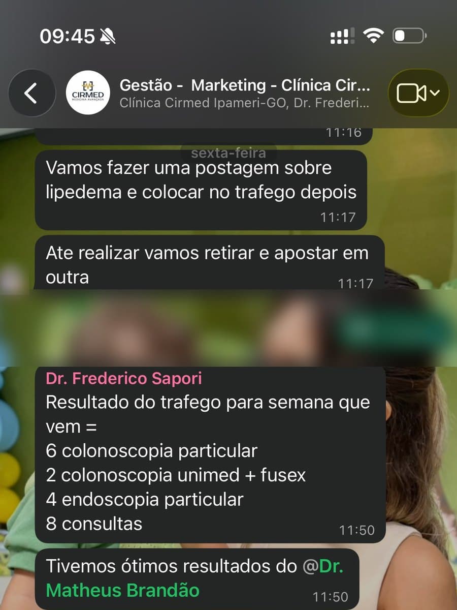 Conversación del grupo de marketing de la Clínica Cirmed, con el médico enumerando estudios y consultas agendados para la semana siguiente