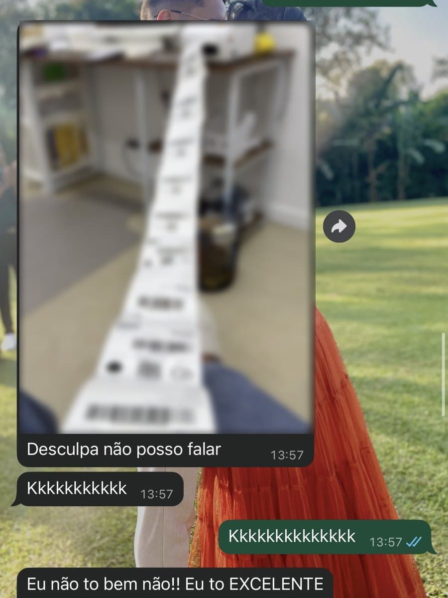 Conversación de WhatsApp con la foto de una tira larga de etiquetas de envío saliendo de la impresora